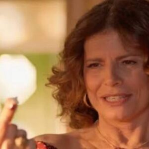 Deodora (Debora Bloch) em cena de No Rancho Fundo planejando sua próxima armadilha