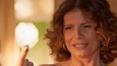 Deodora (Debora Bloch) em cena de No Rancho Fundo planejando sua próxima armadilha