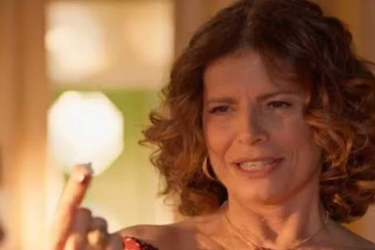 Deodora (Debora Bloch) em cena de No Rancho Fundo planejando sua próxima armadilha