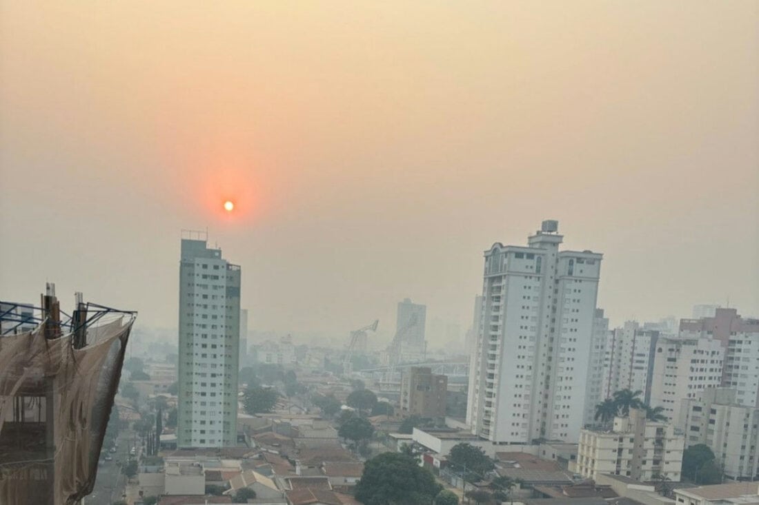 Imagem de Goiânia encoberta por uma densa nuvem de fumaça devido às queimadas e mudanças climáticas, criando um cenário de baixa visibilidade