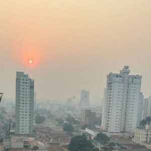 Imagem de Goiânia encoberta por uma densa nuvem de fumaça devido às queimadas e mudanças climáticas, criando um cenário de baixa visibilidade