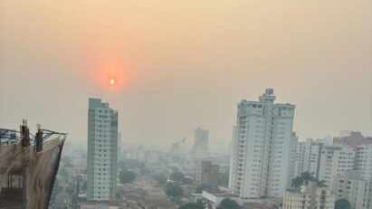 Imagem de Goiânia encoberta por uma densa nuvem de fumaça devido às queimadas e mudanças climáticas, criando um cenário de baixa visibilidade