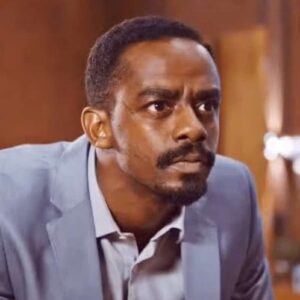 Hans revela seus planos malignos a Jéssica em "Família é Tudo", demonstrando sua obsessão por poder e riqueza.