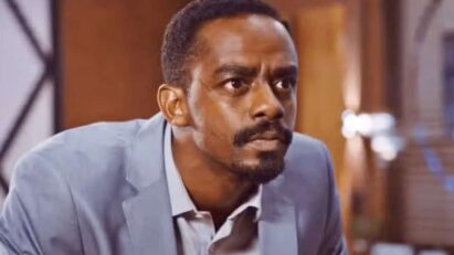 Hans revela seus planos malignos a Jéssica em "Família é Tudo", demonstrando sua obsessão por poder e riqueza.