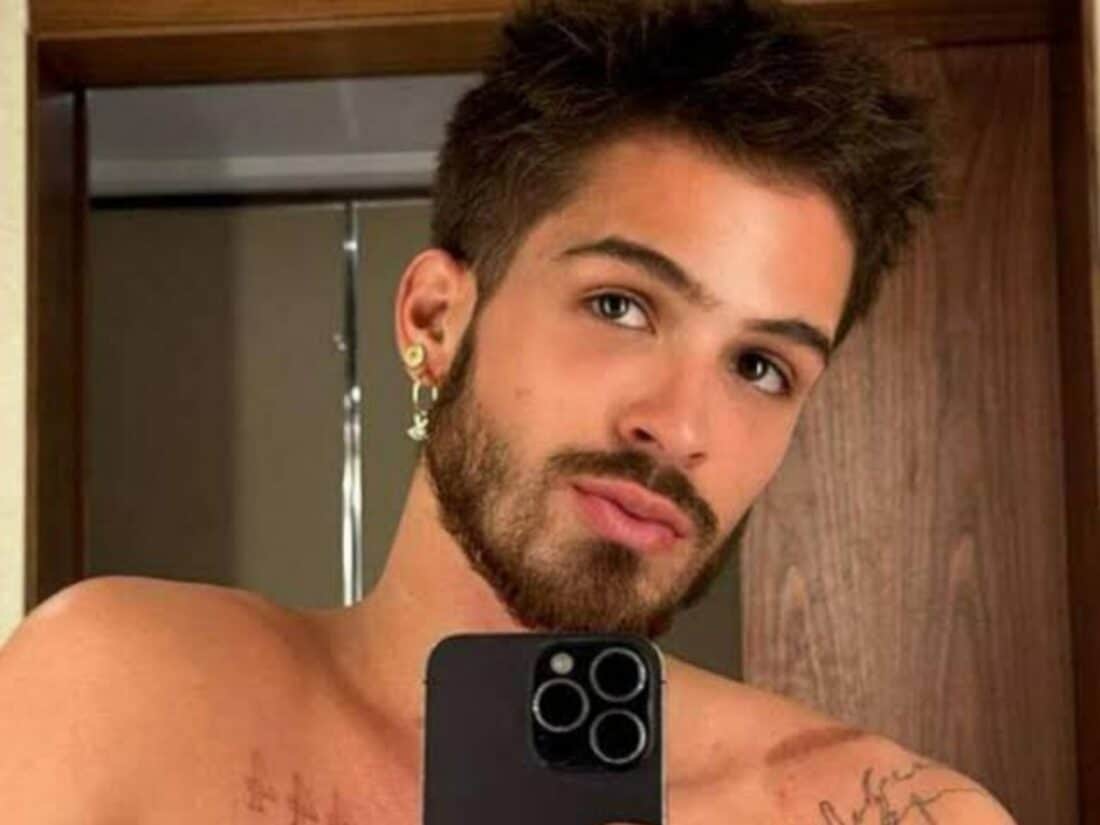 Imagem de João Guilherme em um evento público.