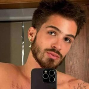 Imagem de João Guilherme em um evento público.