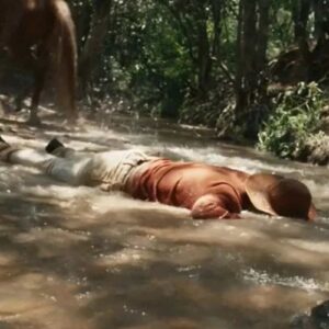 José Inocêncio é surpreendido por um agressor mascarado em "Renascer", em uma cena de tensão máxima.