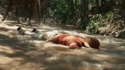 José Inocêncio é surpreendido por um agressor mascarado em "Renascer", em uma cena de tensão máxima.