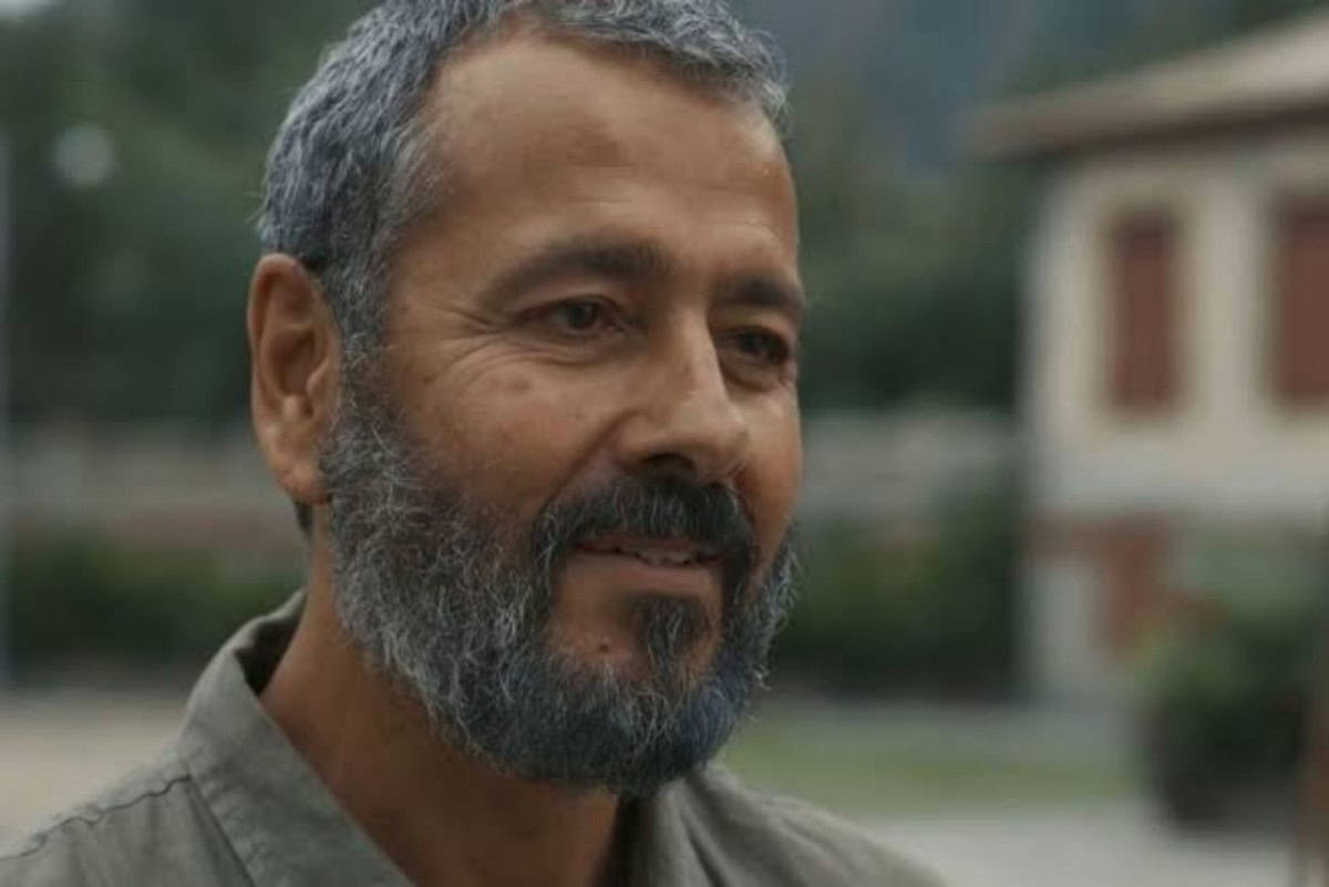 Cena de José Inocêncio agonizando em sua cama, cercado por Inácia e Deocleciano .