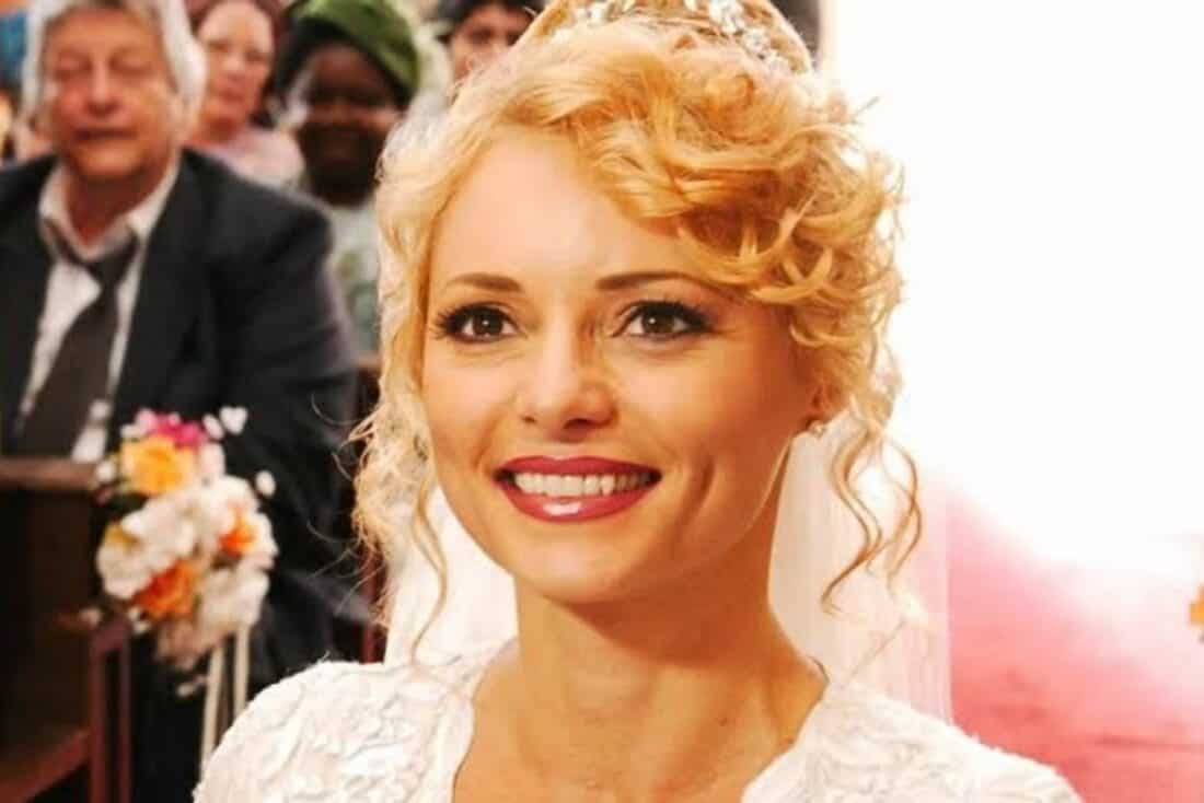 Kátia desolada no altar após descobrir os segredos de Jorge em Alma Gêmea.