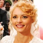 Kátia desolada no altar após descobrir os segredos de Jorge em Alma Gêmea.