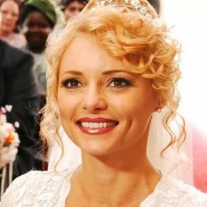 Kátia desolada no altar após descobrir os segredos de Jorge em Alma Gêmea.