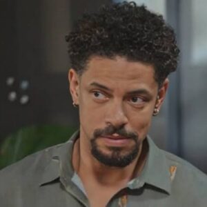 A verdade sobre a identidade de Léo é revelada para Vênus em "Família é Tudo". Descobre-se que ele foi contratado por sua mãe, Brenda, para matar Vênus.