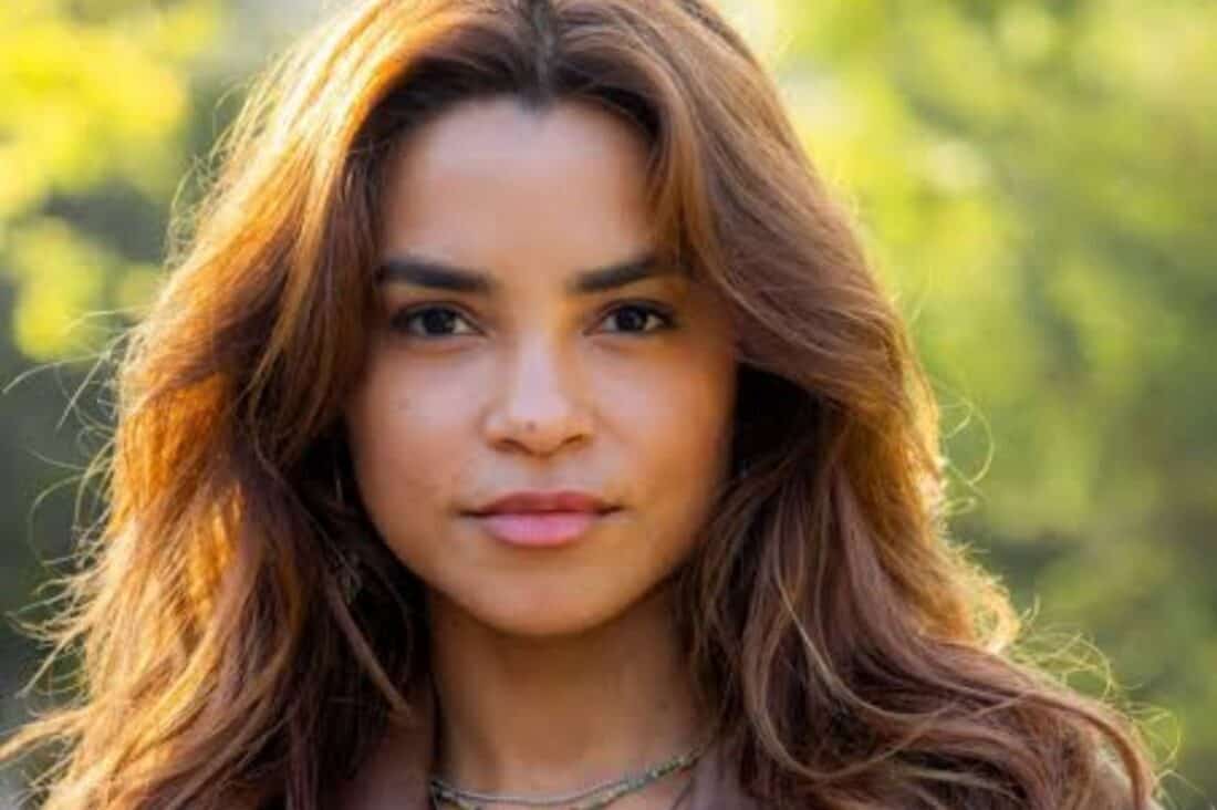 Lilith chegando à Vila em "Renascer".