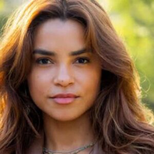 Lilith chegando à Vila em "Renascer".