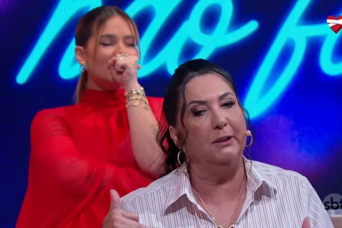 Margareth Serrão expõe conflitos envolvendo sua filha Virginia e a influenciadora Emilly Garcia durante programa ao vivo."