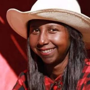 A "Menina da Bota", Maria José Mendes, sorrindo após iniciar o tratamento odontológico.