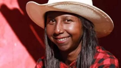 A "Menina da Bota", Maria José Mendes, sorrindo após iniciar o tratamento odontológico.