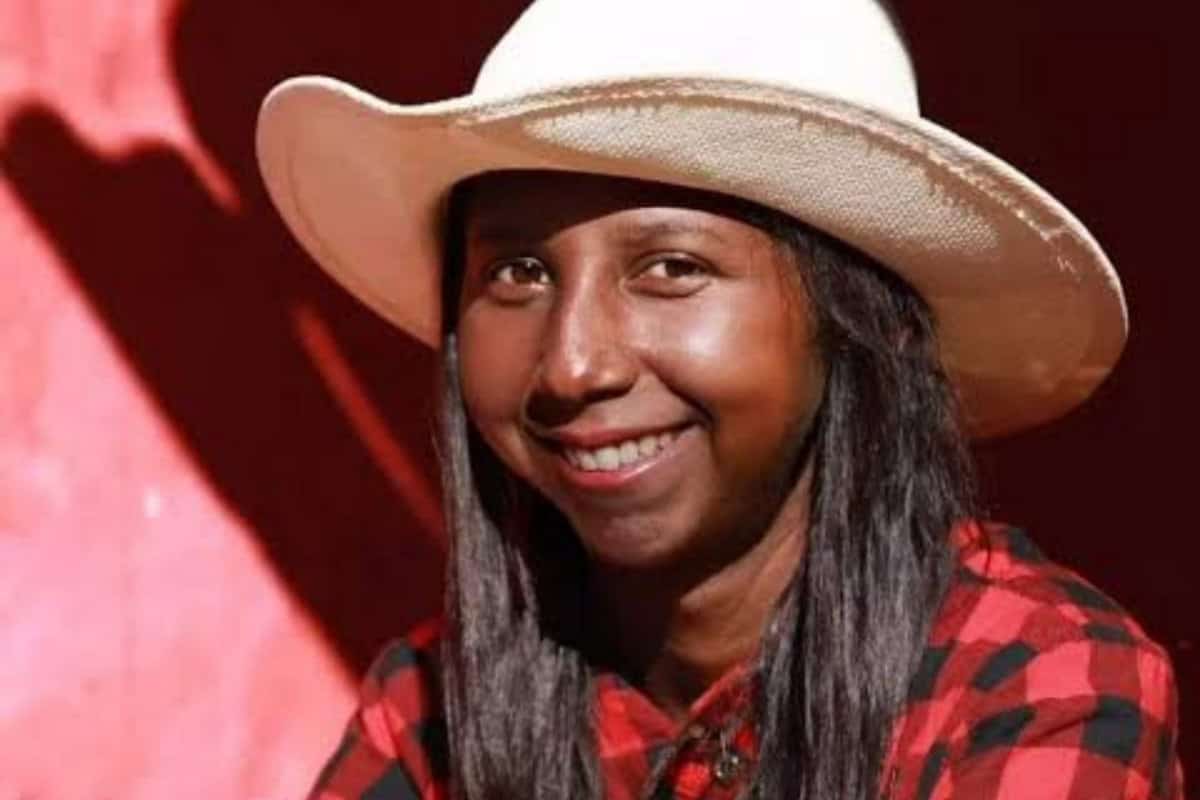 A "Menina da Bota", Maria José Mendes, sorrindo após iniciar o tratamento odontológico.