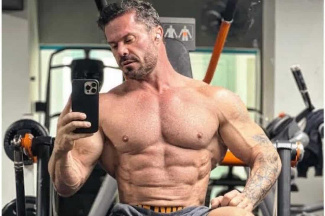 Renato Cariani em evento fitness, falando com a imprensa