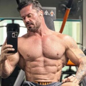 Renato Cariani em evento fitness, falando com a imprensa