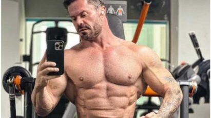 Renato Cariani em evento fitness, falando com a imprensa