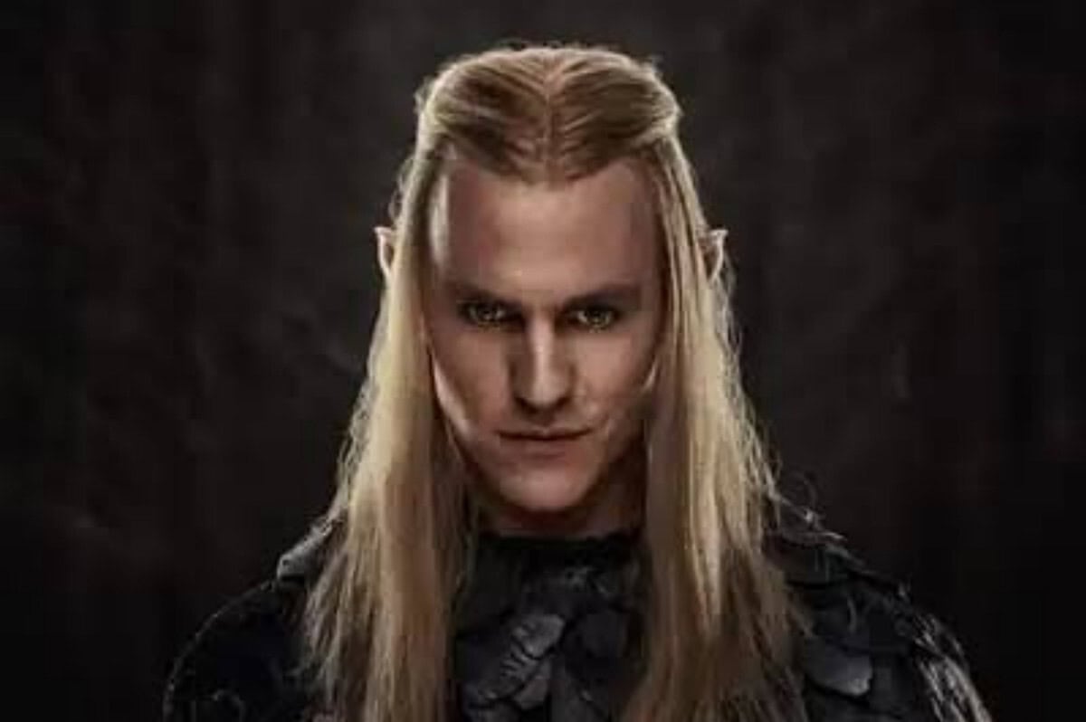 Cena da segunda temporada mostrando Galadriel em um cenário de batalha