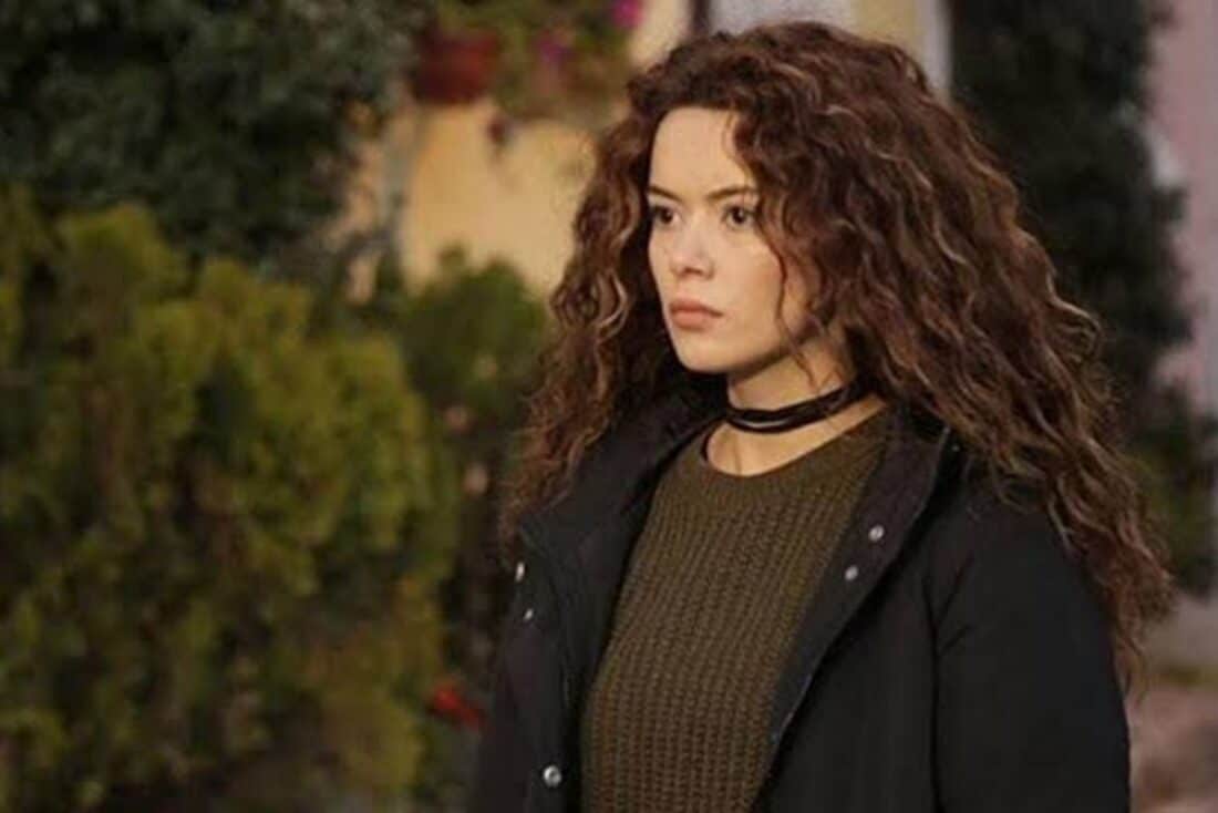 Sirin, personagem de Seray Kaya, em cena dramática de 'Força de Mulher