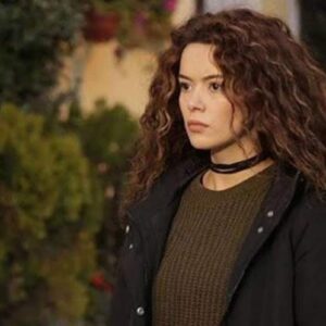 Sirin, personagem de Seray Kaya, em cena dramática de 'Força de Mulher