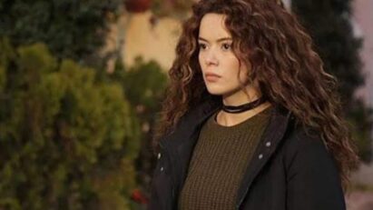 Sirin, personagem de Seray Kaya, em cena dramática de 'Força de Mulher