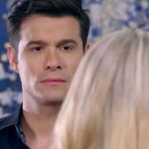 Uma cena da novela Contigo Sim com Leonardo e Salma em um momento de tensão.