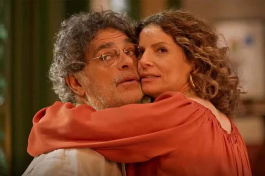 Uma cena da novela No Rancho Fundo com Deodora e Ariosto em uma discussão acalorada.