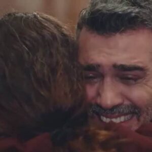 Uma cena emocionante da novela Força de Mulher, com Sarp e Bahar se reencontrando após anos separados.