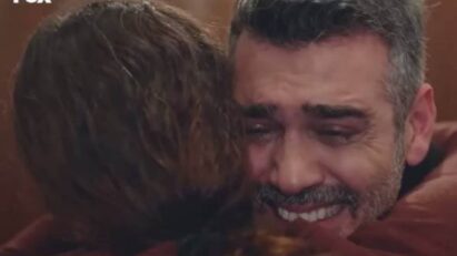 Uma cena emocionante da novela Força de Mulher, com Sarp e Bahar se reencontrando após anos separados.