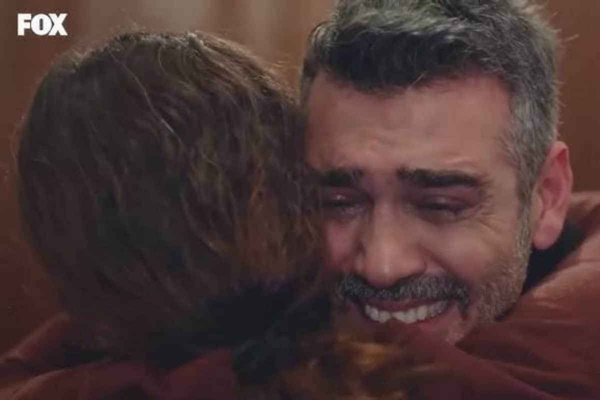 Uma cena emocionante da novela Força de Mulher, com Sarp e Bahar se reencontrando após anos separados.