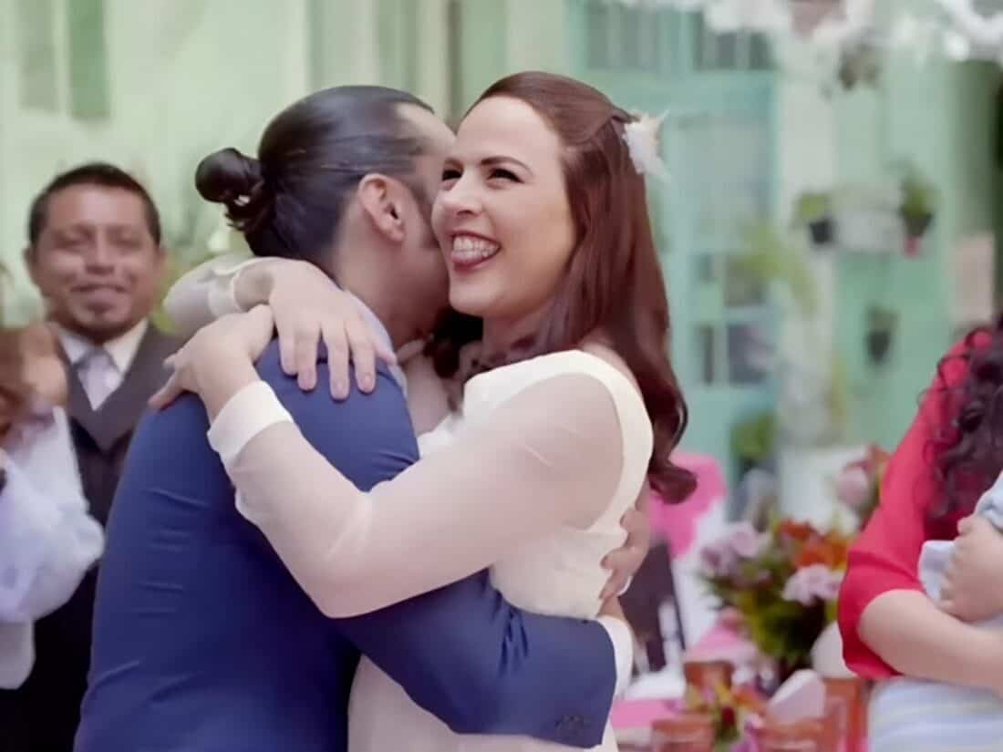 Cena da novela Contigo Sim mostrando Abel e Nancy juntos, celebrando a união que transformou suas vidas.