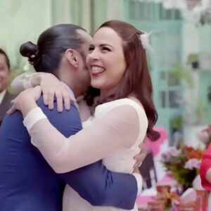 Cena da novela Contigo Sim mostrando Abel e Nancy juntos, celebrando a união que transformou suas vidas.