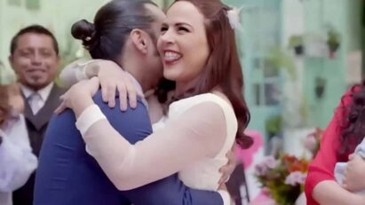 Cena da novela Contigo Sim mostrando Abel e Nancy juntos, celebrando a união que transformou suas vidas.