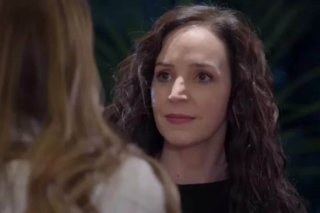 Adela defende Ângela