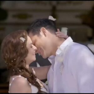 Ângela e Leonardo se beijam durante a cerimônia de casamento no final da novela Contigo Sim