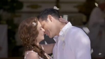 Ângela e Leonardo se beijam durante a cerimônia de casamento no final da novela Contigo Sim