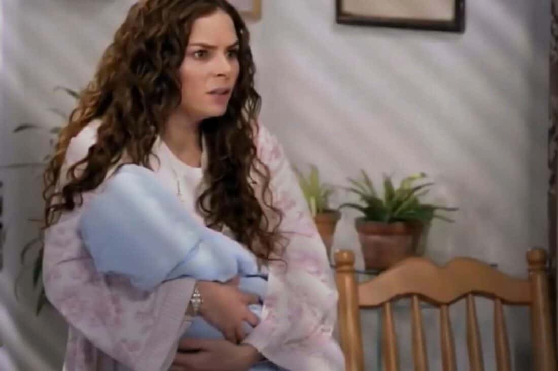 Ângela sendo confrontada por policiais e o advogado de Félix.