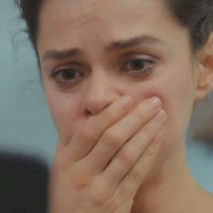 Bahar chorando após ver fotos comprometedores de Sarp e Sirin", "Sirin provocando Bahar durante uma discussão", "Piril mostrando as fotos para Bahar em uma cena de tensão