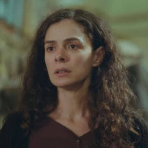 Bahar demonstra grande coragem ao enfrentar os homens.