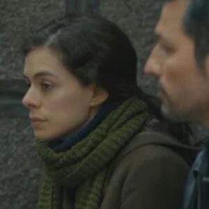 Bahar e Arif em um momento constrangedor durante um encontro casual no prédio