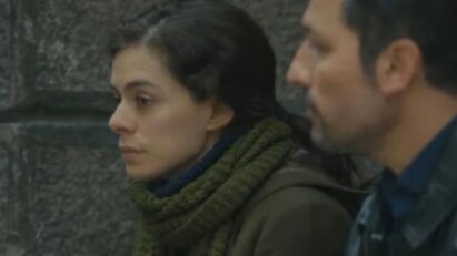 Bahar e Arif em um momento constrangedor durante um encontro casual no prédio