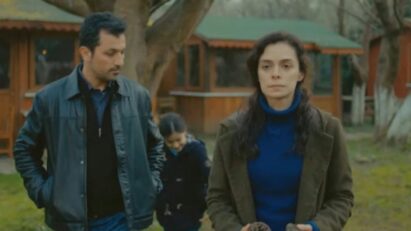 Bahar e Arif trocando olhares em um piquenique ao ar livre com as crianças, em um momento de revelação emocional