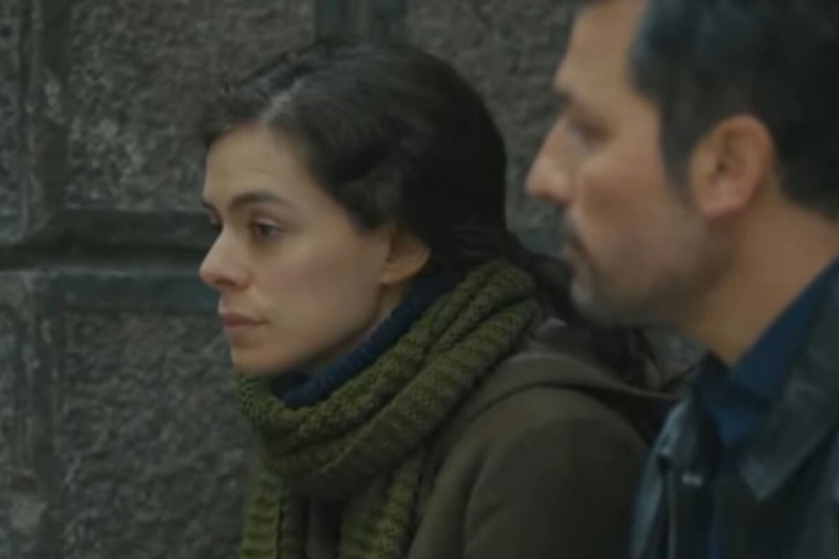 Bahar e Arif em um momento constrangedor durante um encontro casual no prédio