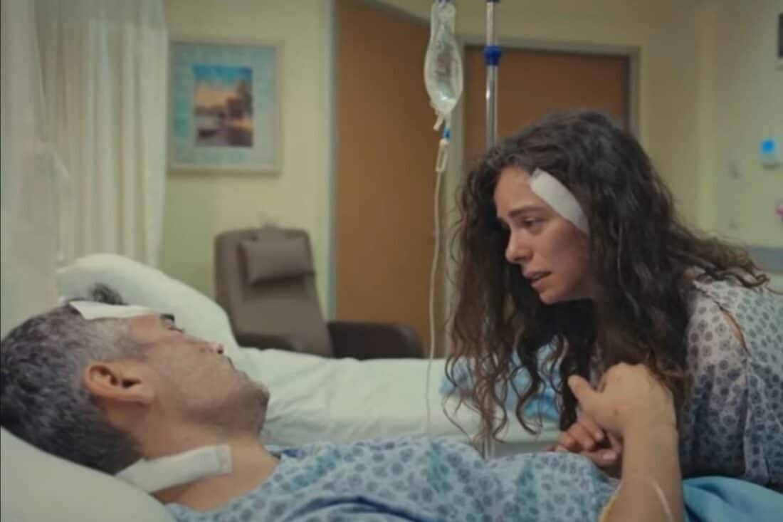 Bahar e Sarp dormem abraçados, simbolizando o início de sua reconciliação na emocionante trama de Força de Mulher.