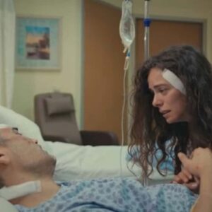 Bahar e Sarp dormem abraçados, simbolizando o início de sua reconciliação na emocionante trama de Força de Mulher.